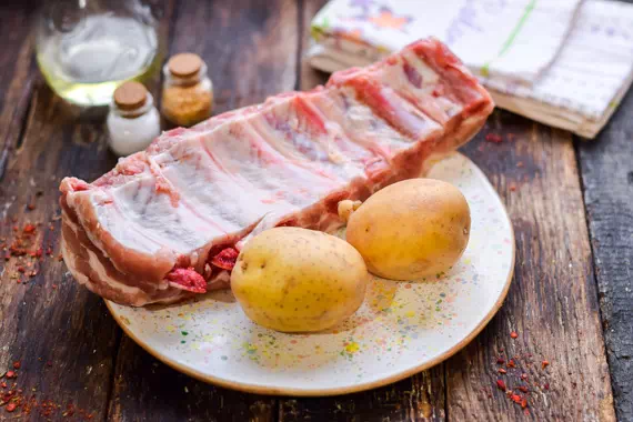 Свиные ребрышки в духовке с картошкой фото 1